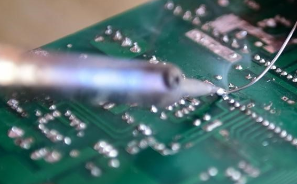 電子焊接技術(shù)中的波峰焊、回流焊區(qū)別是什么？